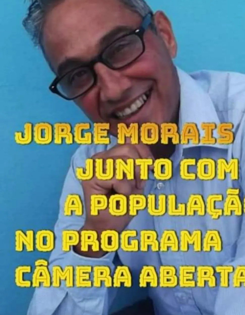 Jorge Morais sorrindo, com a chamada do programa Câmera Aberta